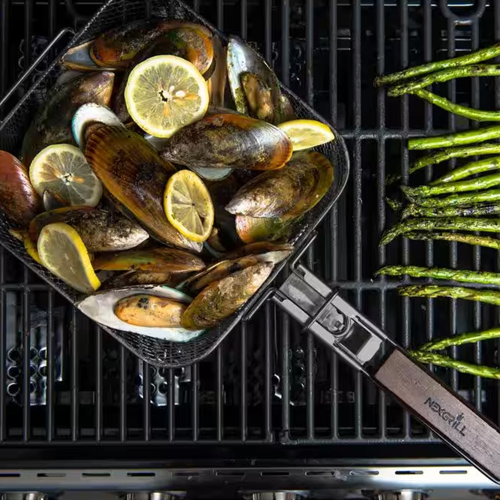 パーフェクトハーモニー・セラミックプレート Shaker Basket with Removable Handle | Nexgrill