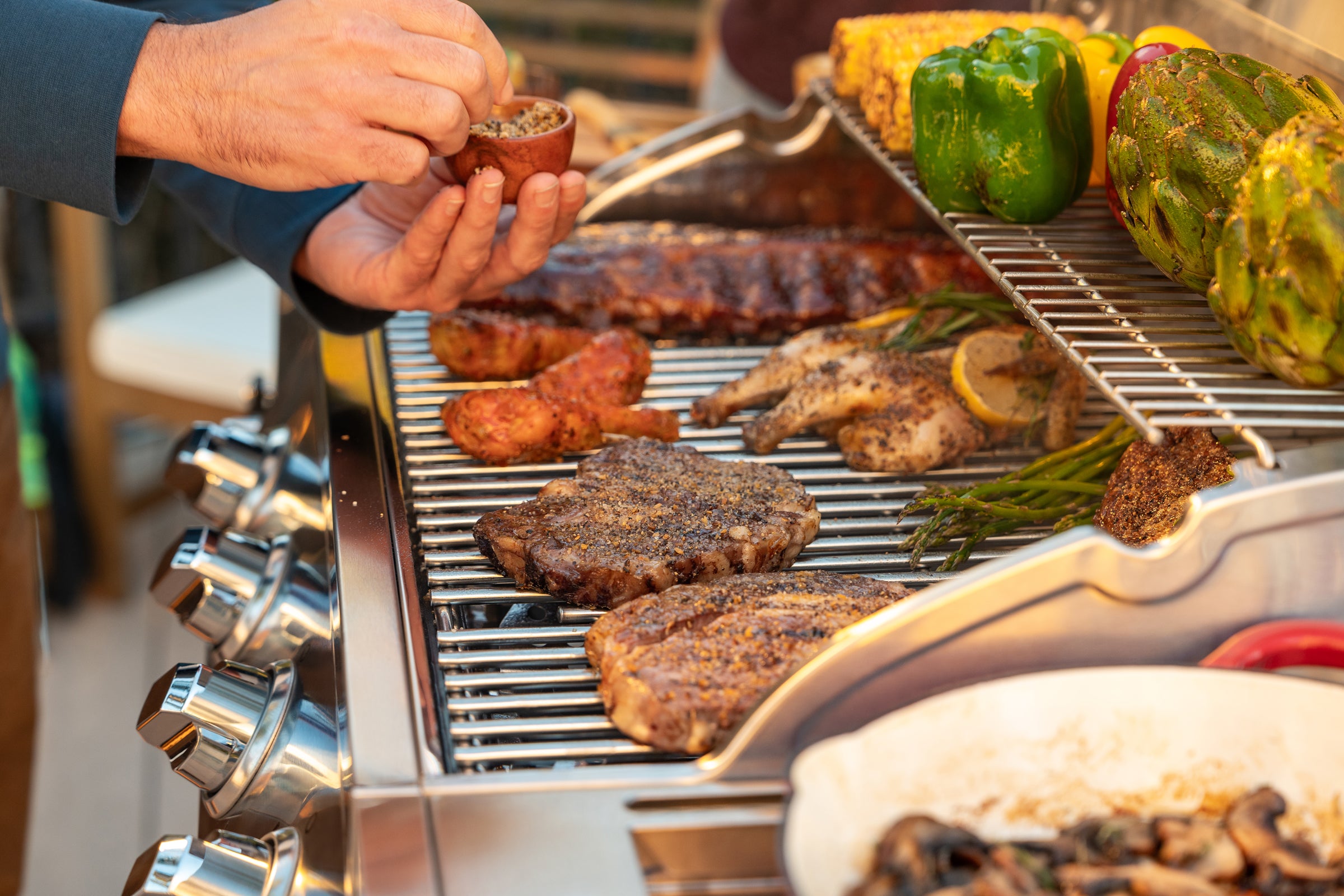 MGKS-30 ステンレス製ガスグリル 4バーナー 4-Burner Stainless Steel Gas Grill with Side Burner | Nexgrill